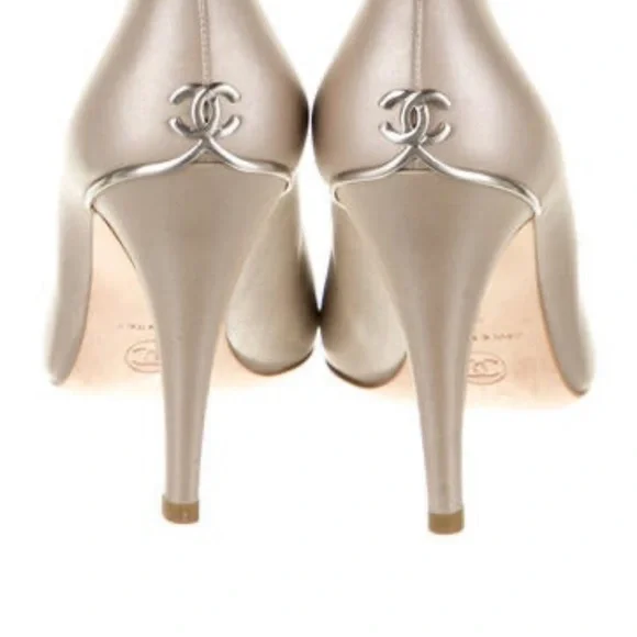 Chanel Interlocking Logo Pumps - Picture 2 of 5